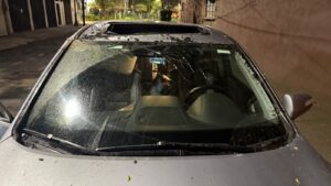 El auto de Daniela permanece en revisión en su agencia aseguradora para determinar el daño. Foto proporcionada por la víctima. 