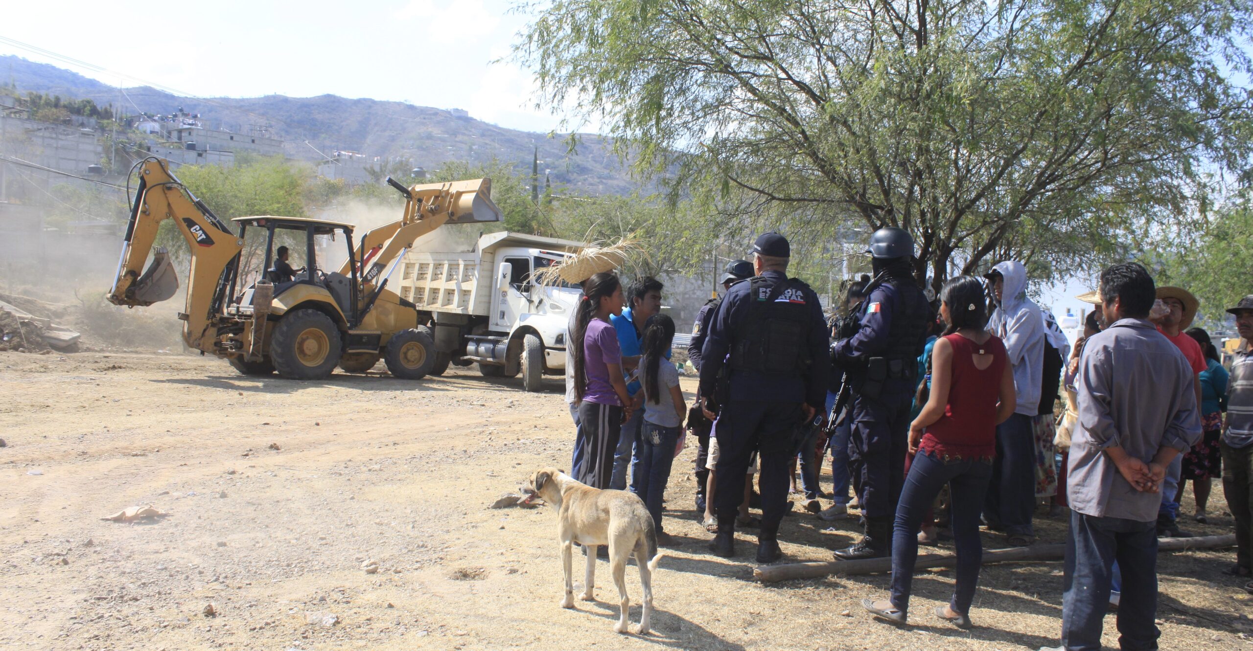 Desplazados por catástrofes y pobreza en Guerrero son desalojados con máquinas