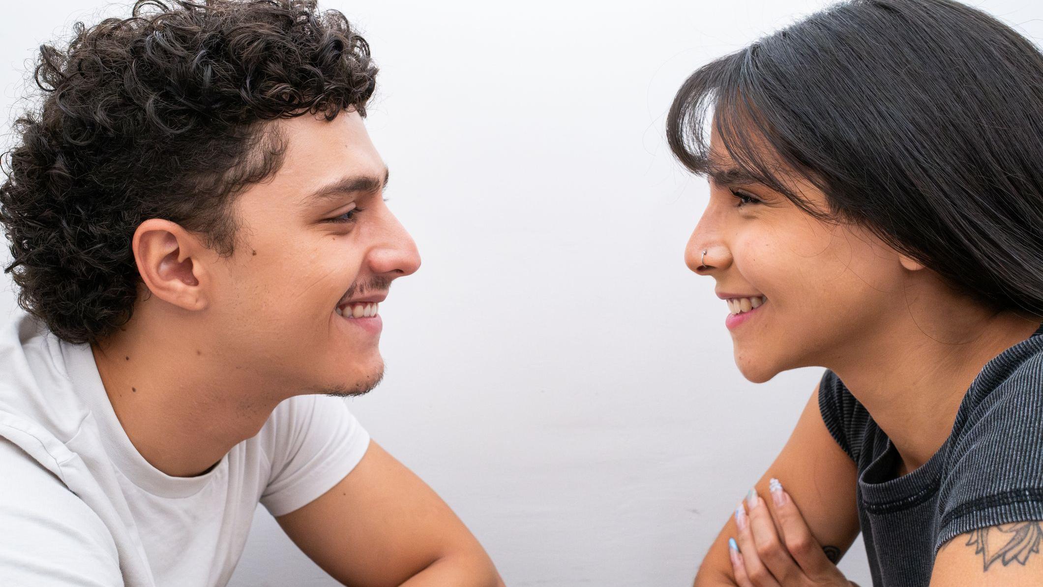 El experimento de 36 preguntas “para enamorarte de cualquiera” creado hace 30 años