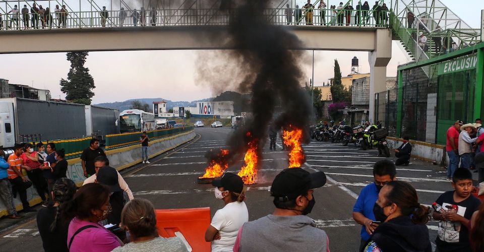 Pobladores bloquean la México-Cuernavaca tras enfrentamiento con policías