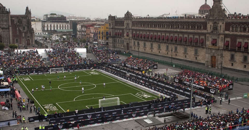 Transforman el Zócalo en cancha de futbol para revancha contra alemanes (fotos y videos)