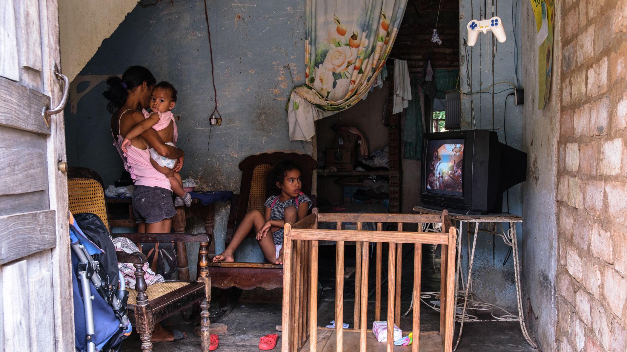 “Sobreviviendo a lo imposible”: la fotógrafa mexicana que muestra los desafíos que enfrentan los cubanos por el colapso de su país