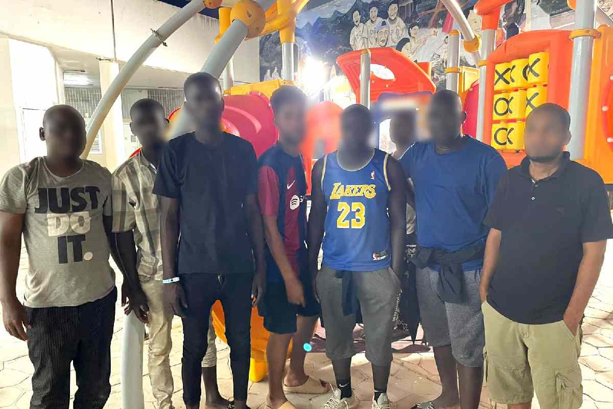 Abandonan a 137 migrantes de Egipto y Mauritania en un autobús en Veracruz