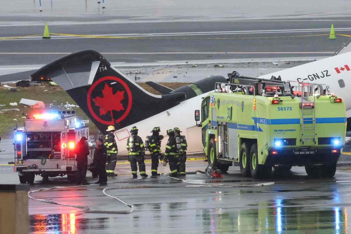 choque de un vehículo y un avión en un aeropuerto de Nueva York