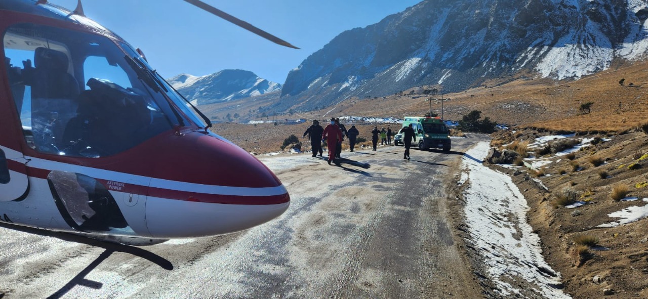 Nevado de Toluca: Camioneta de turistas vuelca en la carretera; hay 15 heridos
