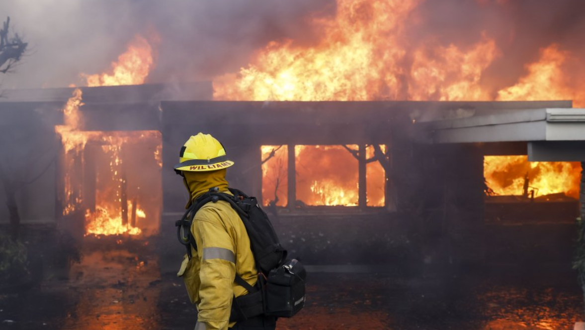 “Parece un infierno”: incendio en Los Ángeles destruye numerosas viviendas y obliga a evacuar a miles de personas