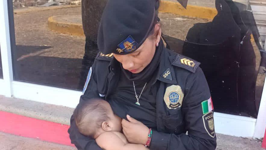 Policía amamantó a un bebé en Acapulco que llevaba más de dos días sin comer tras impacto de Otis