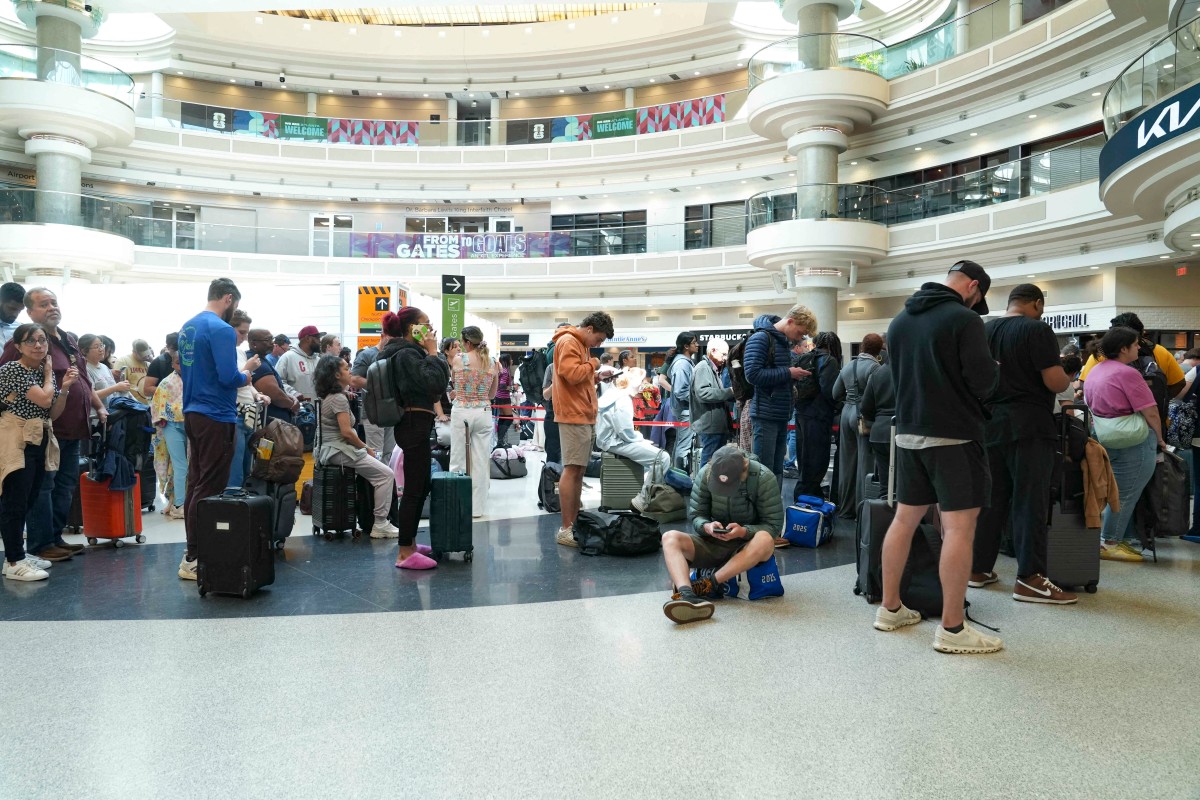 Trump ordena desplegar a agentes de ICE en aeropuertos de EU por bloqueo presupuestal