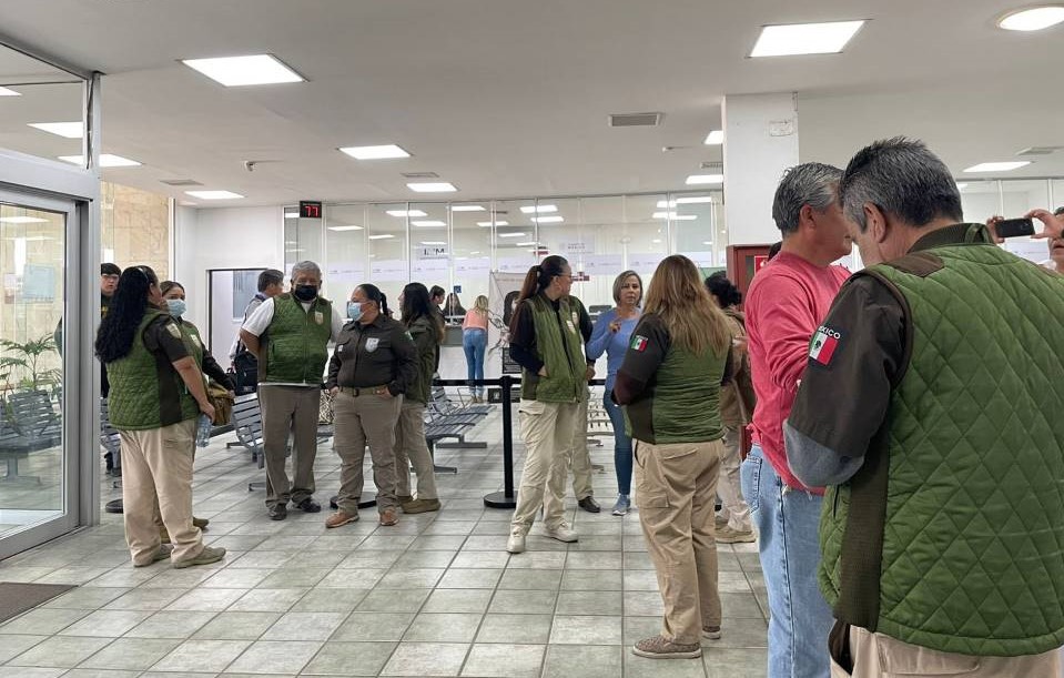 Agentes de Migración protestan por detenciones; piden investigar a superiores por caso Juárez