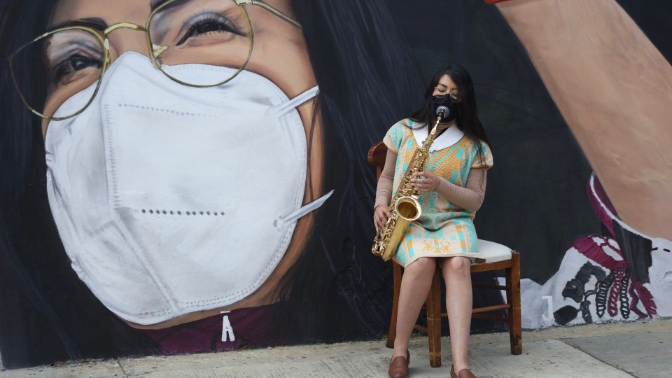 FGR revisará caso de la saxofonista Elena Ríos; agresor 'no ha salido de prisión': AMLO