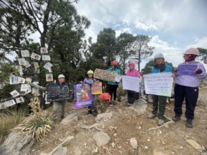 Mujeres ascienden al Ajusco para exigir que continúe búsqueda de Ameli. (Foto: Itzaxaya Campos)
