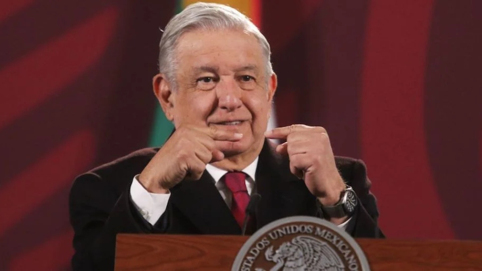 AMLO da positivo a COVID tras mostrar síntomas en conferencia