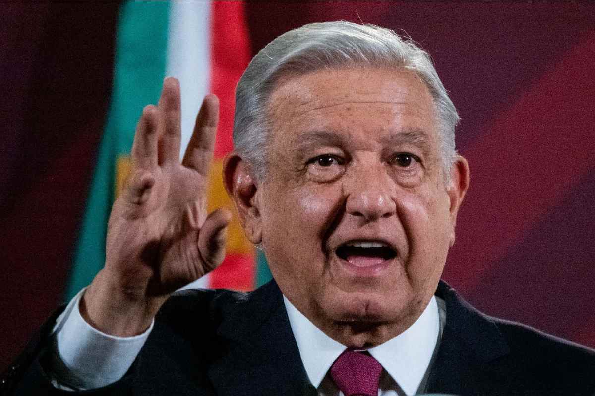 AMLO ignora al INE: mantiene posdata en su conferencia mañanera y amplía mensaje a “conservadores”