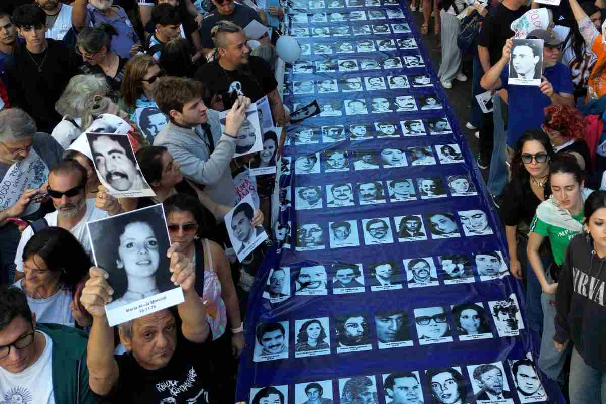 "Nunca más": miles marchan en Argentina a 50 años del golpe de Estado e inicio de la dictadura