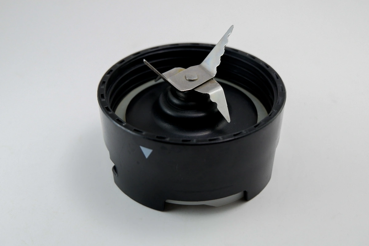 Un conjunto de cuchillas de la licuadora contra un fondo liso y liso.