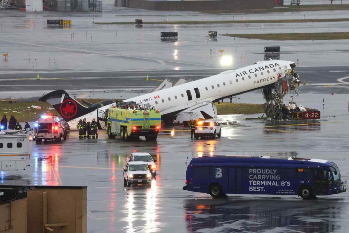 Dos muertos en el choque de un vehículo y un avión en un aeropuerto de Nueva York