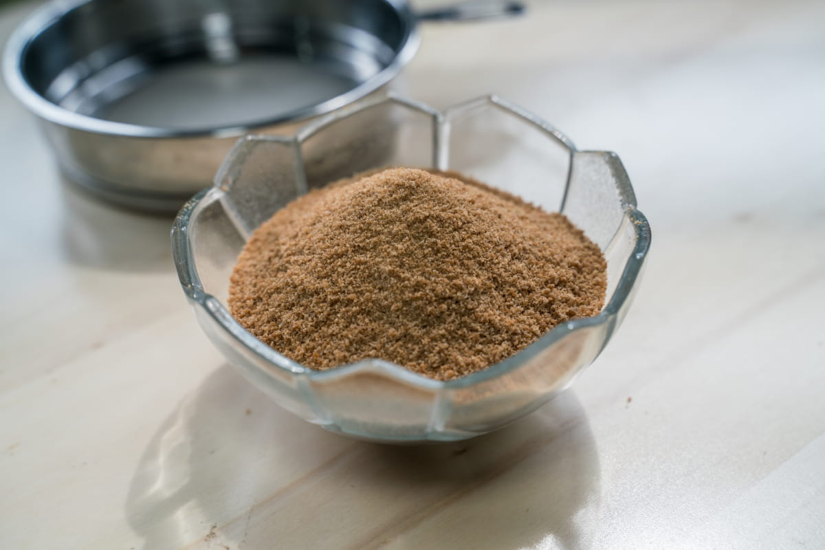 Azúcar y canela en polvo para postres.