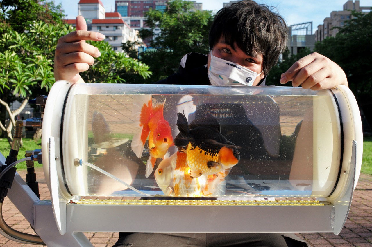 *Este hombre inventó un 'acuario rodante'* para que sus peces viajen por Taiwán