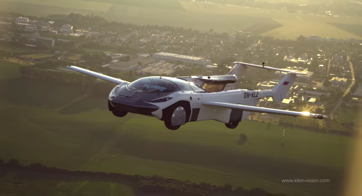 El futuro es hoy, viejo: el *auto volador AirCar* completa su primer vuelo entre ciudades