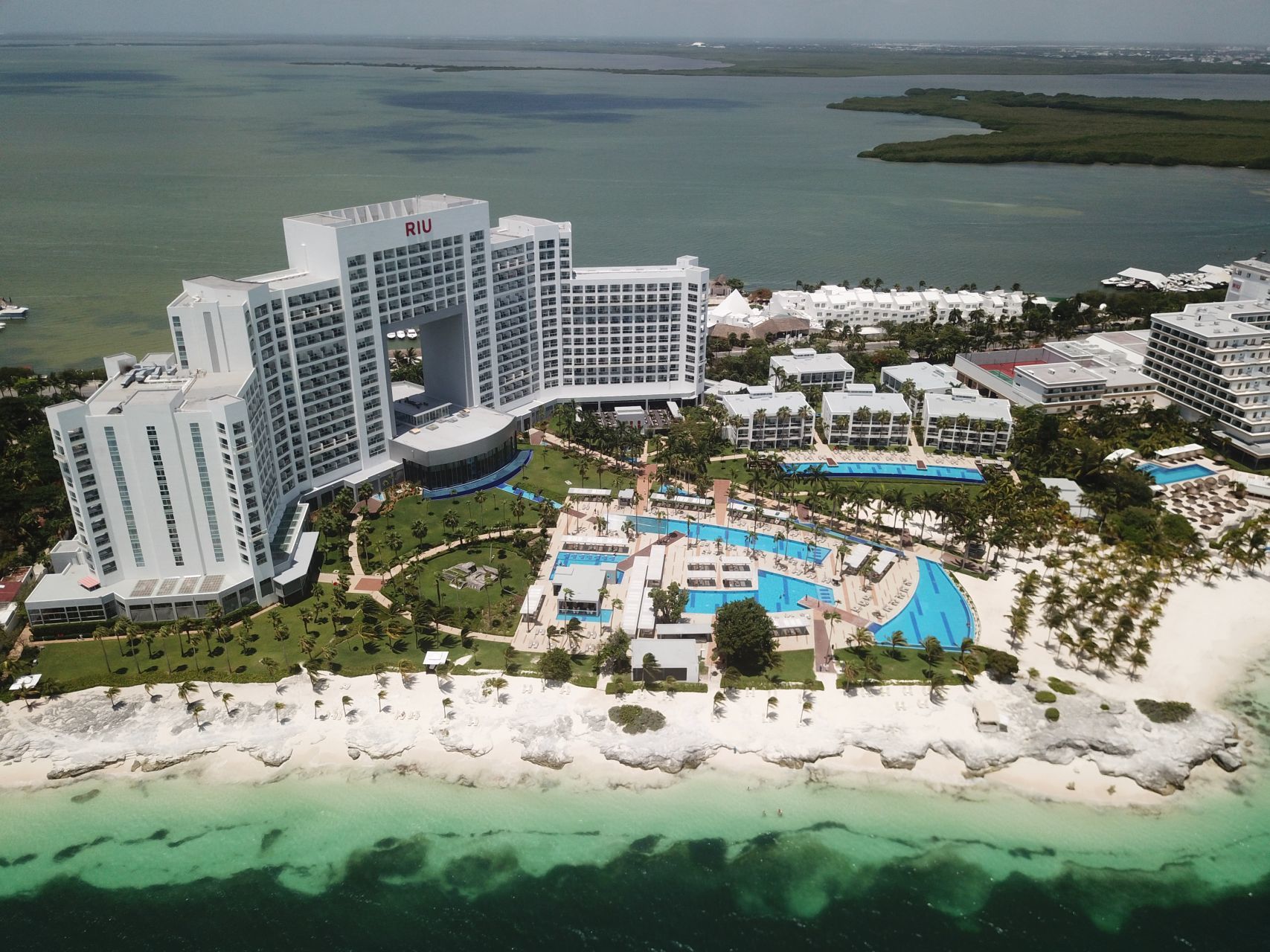 Con mariachis, aplausos y semáforo naranja, *el turismo vuelve a Cancún*