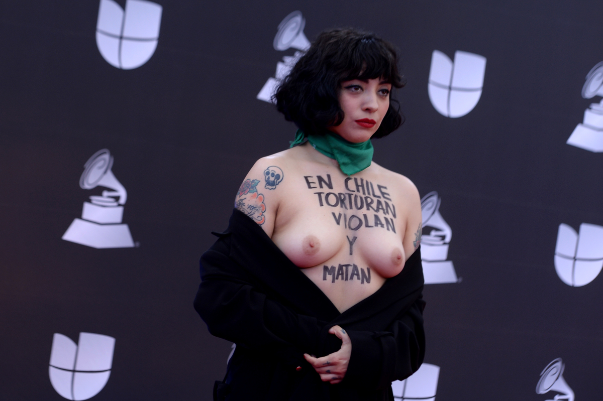 En Chile torturan, violan y matan: *Mon Laferte protesta en topless en los Latin Grammy*