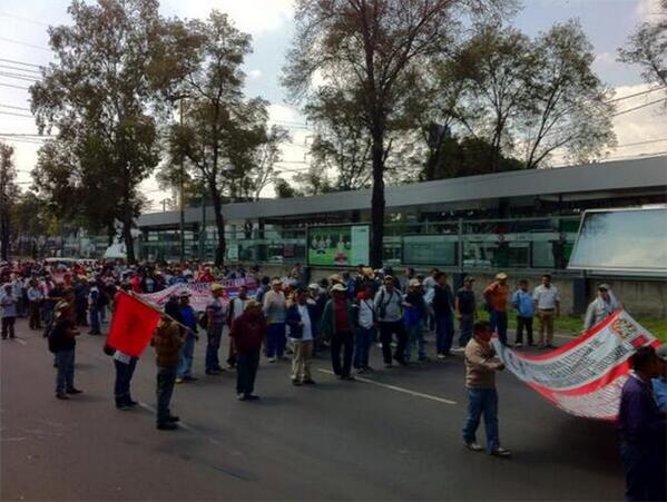 CNTE marcha por Tlalpan; va al Monumento a la Revolución