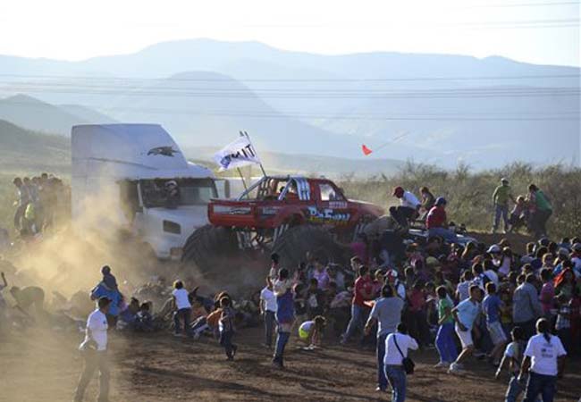 Obligaron a chofer de “monster truck” a dar el show: abogado