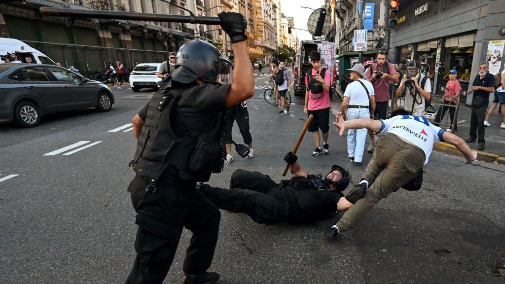 Protesta de jubilados en Argentina: imágenes de los graves choques que dejaron al menos 20 heridos y más de 120 detenidos