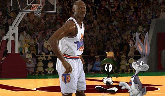 Michael Jordan, Patrick Ewing y los *jugadores de la NBA que salen en Space Jam*