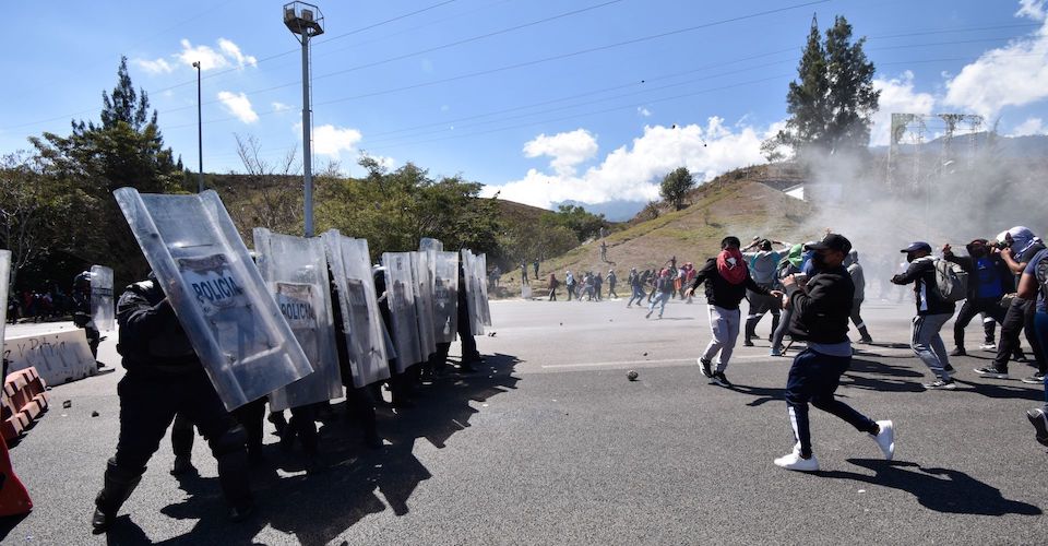 Con piedras cohetones y un tráiler se enfrentan normalistas y Guardia Nacional
