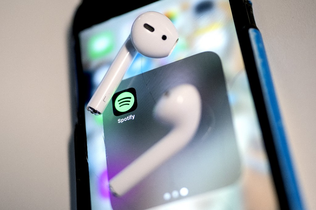 A pesar de las pérdidas, *Spotify defiende que pódcast de Joe Rogan se quede*