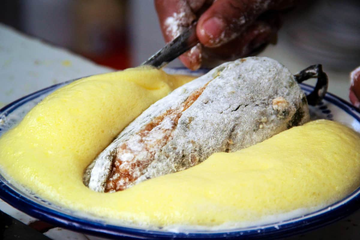3 trucos para capear chiles rellenos a la perfección