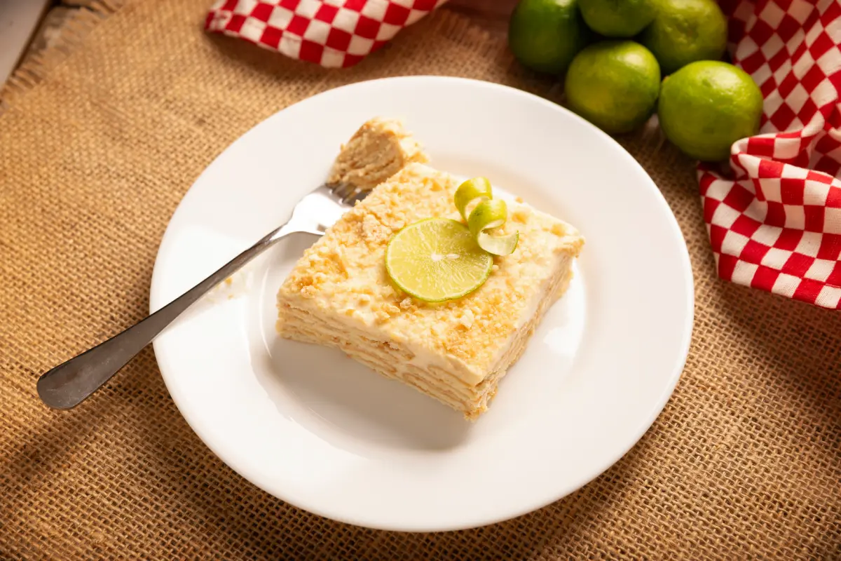 Carlota de Limón, un postre frío y sin hornear hecho con capas de galletas María y una cremosa mezcla de limón y leche condensada, una receta casera fácil muy popular en México