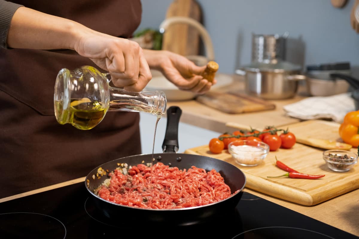 Preparación de la carne molida para receta de rocoto relleno.