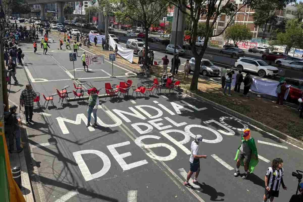 Colectivos protestan con “cascarita”contra la gentrificación y turistificación por Mundial 2026