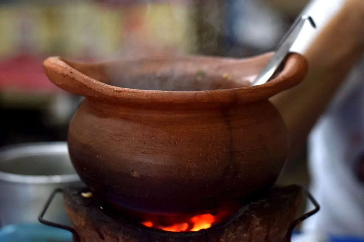 ¿Cómo se debe curar una olla de barro?