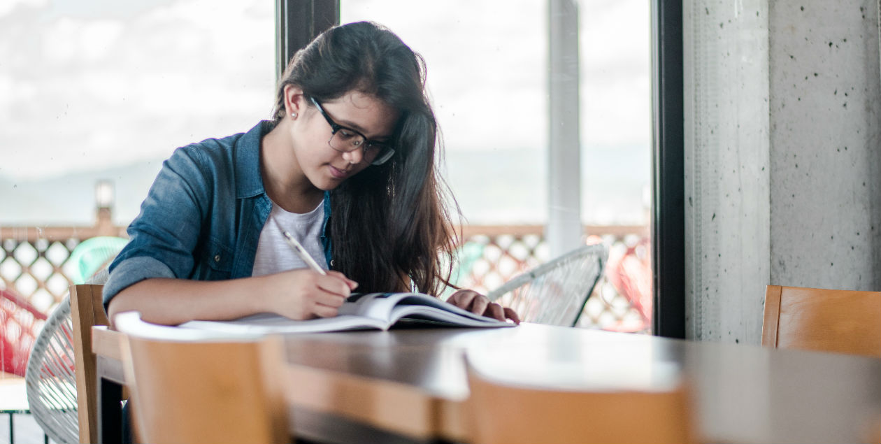 Busca una beca y *estudia fuera del país* sin gastar una fortuna