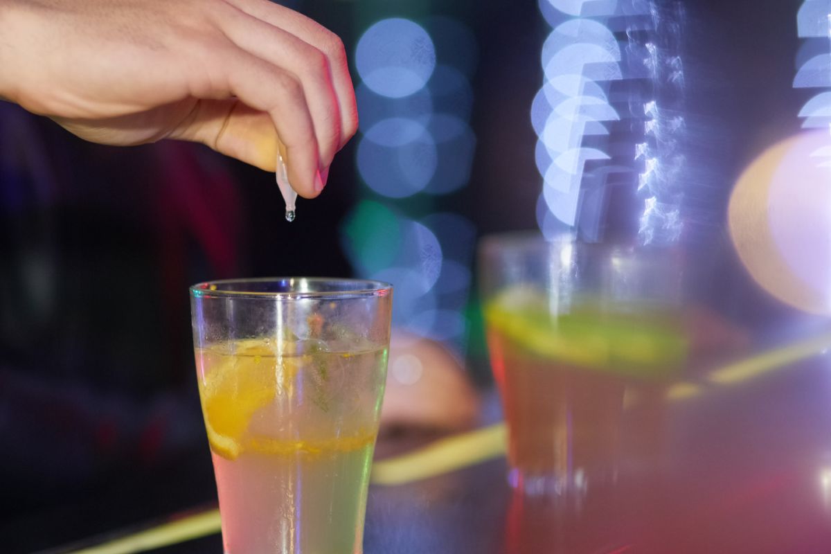 Centinela: La pulsera que detecta droga en las bebidas