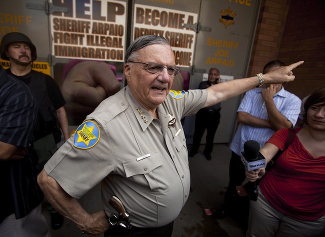 Juez ordena ‘marcaje personal’ al Sheriff Arpaio