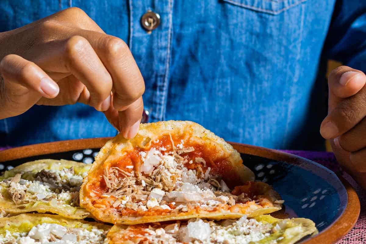 ¿Qué son las chalupas poblanas y cómo prepararlas?