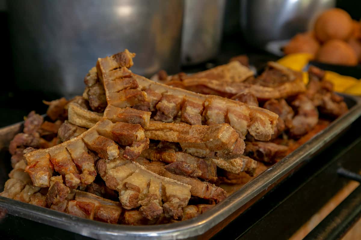 La locura del chicharrón colombiano, tiras de cerdo llenas de sabor