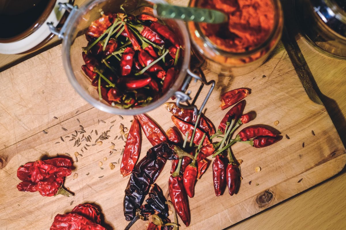 Chiles mexicanos antes y después de secarse