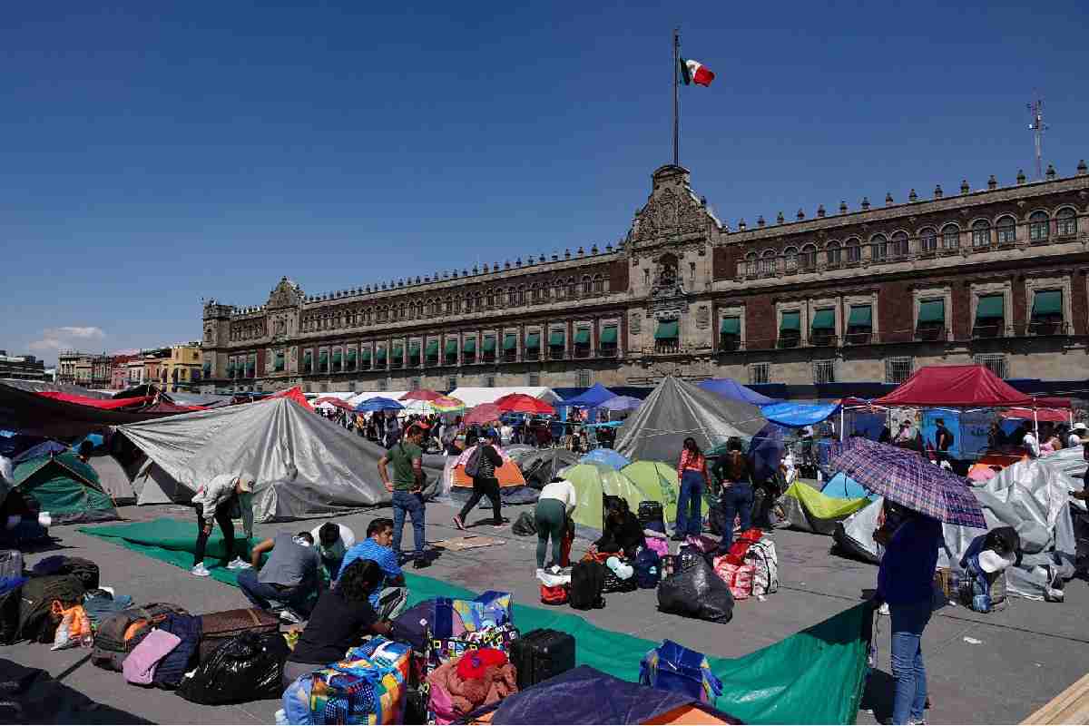 CNTE levanta plantón del Zócalo; advierte que regresará para boicotear el Mundial 