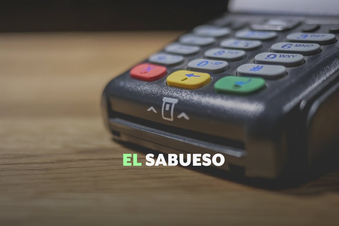 ¿Te cobran comisión al pagar con tarjeta? Es ilegal y puedes reportarlo