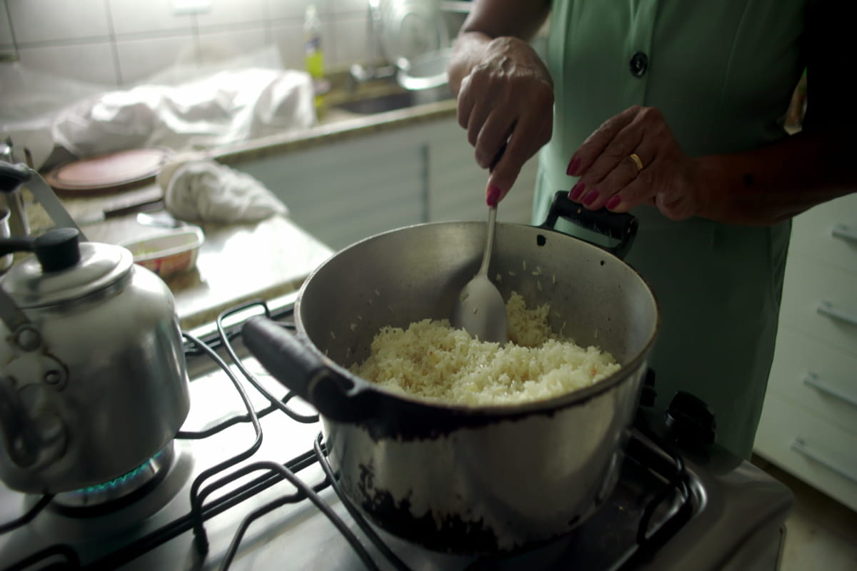 Preparación en cocina de arroz blanco.