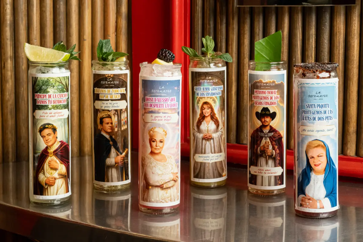Cócteles servidos en vasos de veladoras con rostros de diferentes cantantes mexicanos Paquita la del Barrio, Juan Gabriel, José José y Jenni Rivera