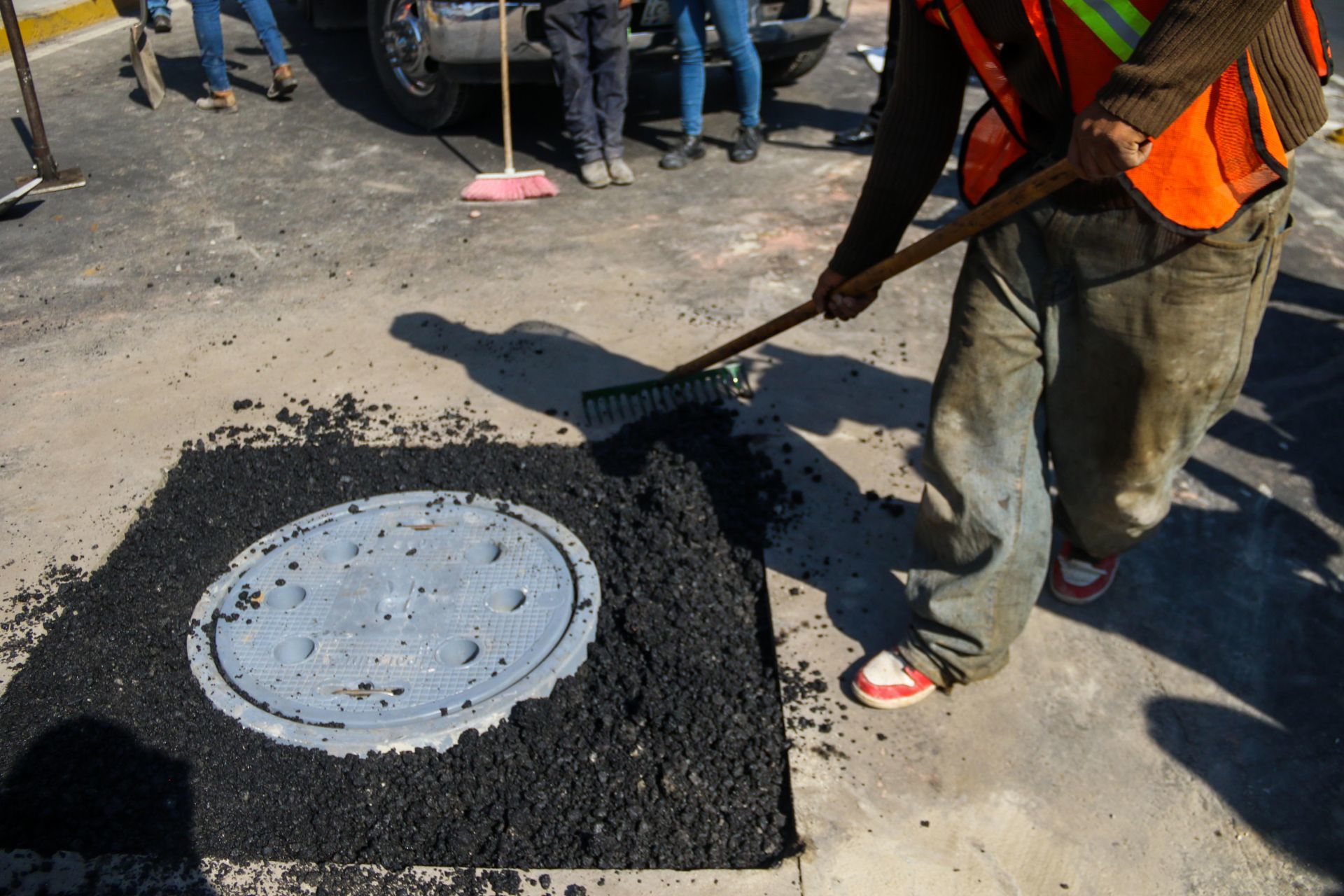 Gobierno de la CDMX sustituye coladeras de fierro por plástico para evitar robos