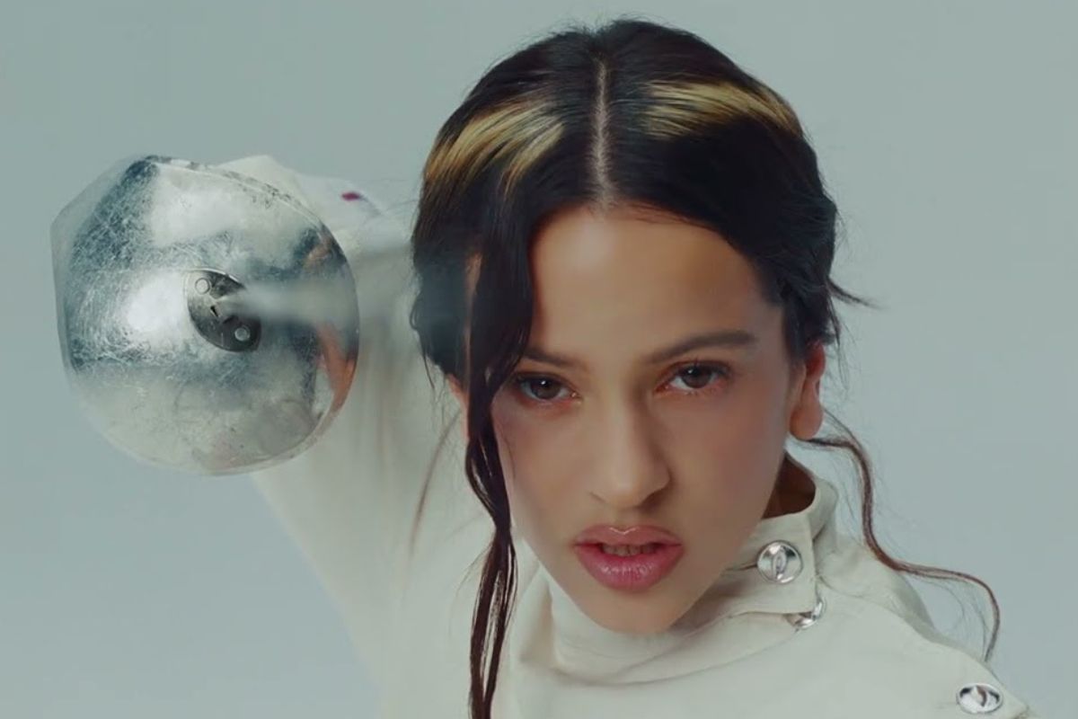 Como esgrimista y patinadora, Rosalía presenta el videoclip "La Perla"