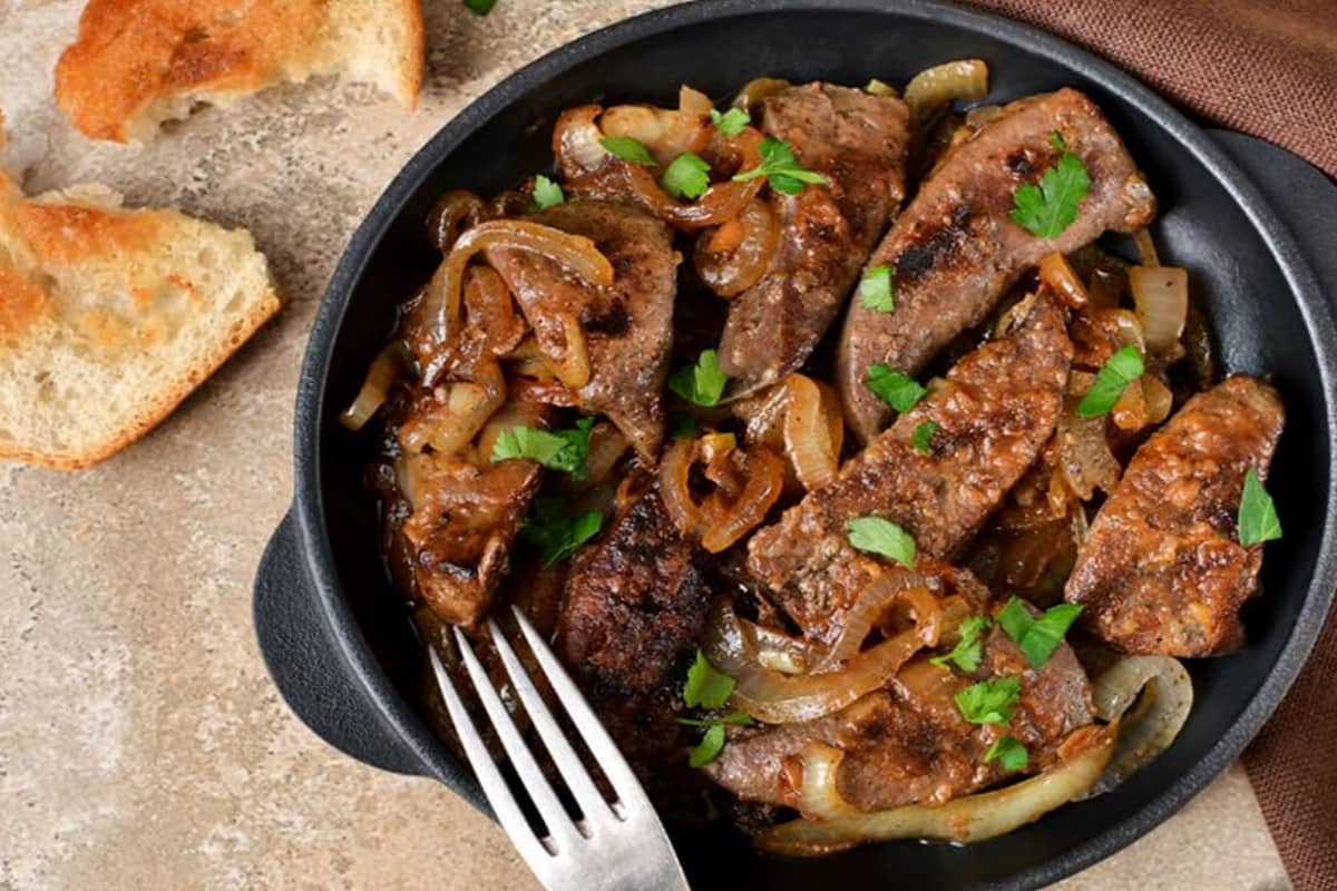 Hígado encebollado: un clásico que se pierde de la cocina casera 