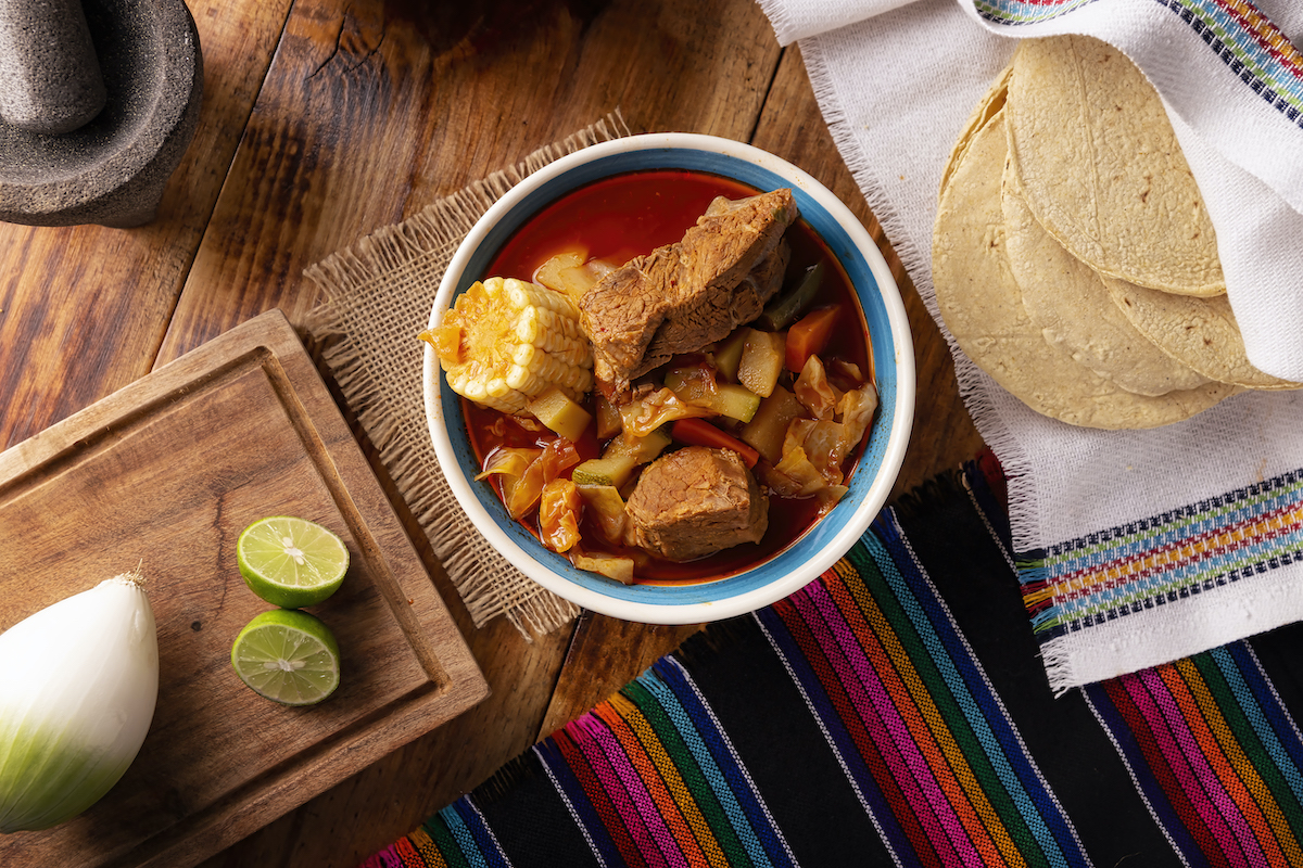 Cómo hacer mole de olla. Receta tradicional de México